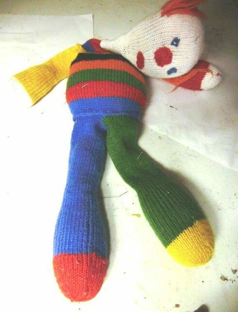 Ein paar selbstgestrickte Socken und fertig ist der Kasperl zum Spielen