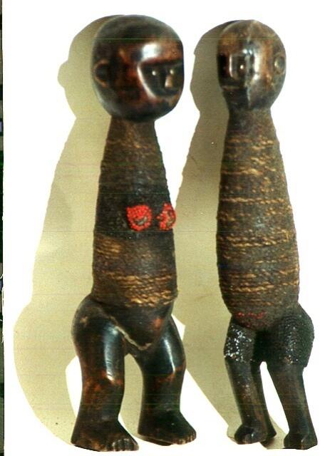 "Braun gebranntes Puppenpaar, die Lady mitperlenbesetztem Bikini: Tansania