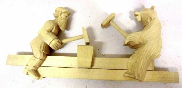 Nicht weit weg von Moskau werden in Heimarbeit diese beweglichen Holzspielsachen geschnitzt