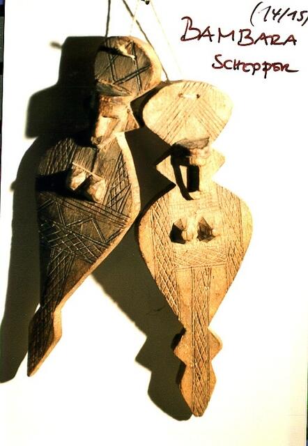 Zwei selbst geschnitzte Holzpüppchen funktionieren zusammengepresst wie Kastagnetten