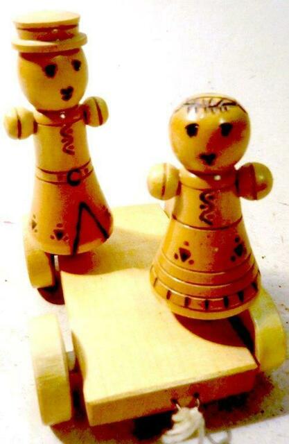 Beim Hinterherziehen lässt Kind die Puppen tanzen