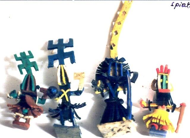 Diese Maskentänzer-puppen wurden aus zurecht geschnittenen Plastiksohlen von Sandaletten hergestellt: Dogon in Mali