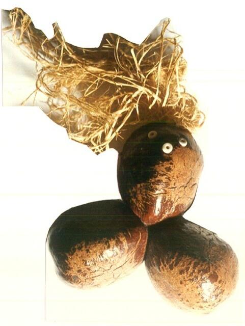 Eine dreigegliederte Nuss dient den Jungs als Fetisch ihrer Potenz, den Mädels so wie hier als blondhaarige Puppe: Kenia