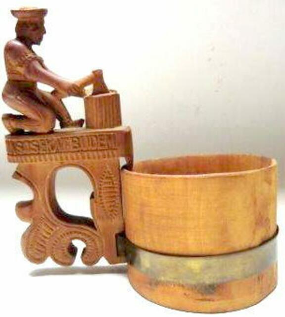 Beim Anheben des Bechers fängt der hölzerne Aufsatz Holz zu hacken an: Hirtenschnitzerei aus der Slowakei Slowakei, Tartra