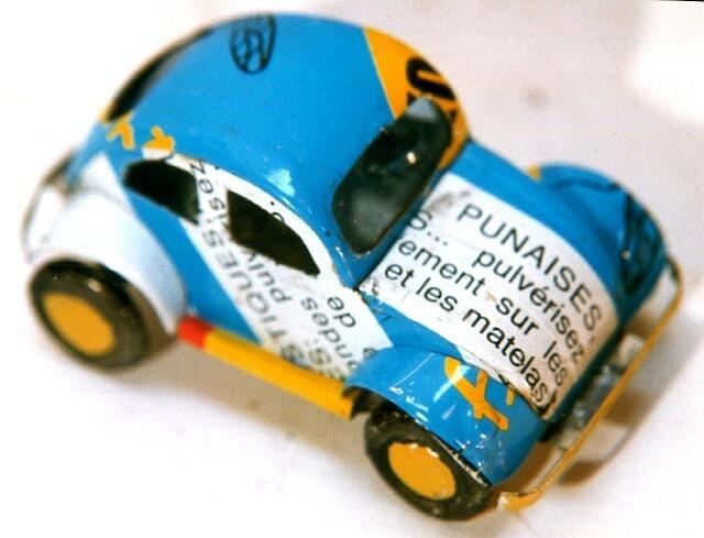 Moskitospraydosen wären eigentlich ja giftiger Abfall, aber in Madagaskar werden daraus herrliche Autos hergestellt