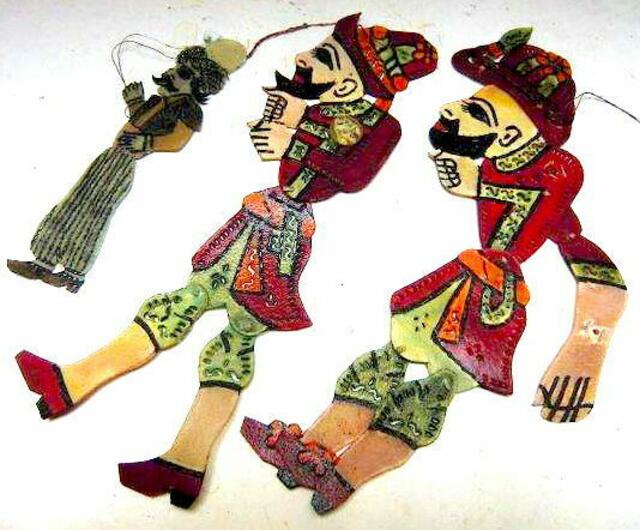 Aus dem türkischen Schattentheater stammen diese drei Figuren eines tollpatschigen alten "Hanswurst"