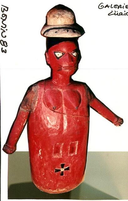 Puppe  in der sich ein erwachsener Mann verstecken und eine Sonnenbrand geschädigte Europäerin spielen kann