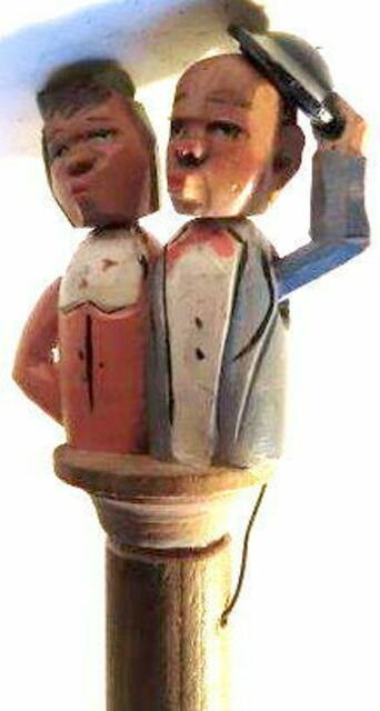 Bewegliches Figurenpaar setzt mit Knutschlippe zum Kuss an