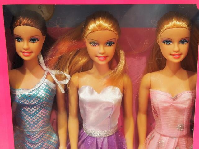 kleine Mädchen freuen sich über dies Geschenk oder die Barbie steht Model beim Fotografieren