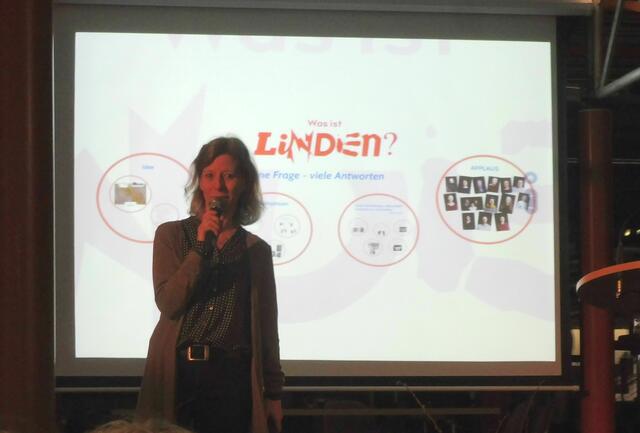 Silke van Laak, Leiterin des Freizeitheims Linden, stellt das Projekt vor.