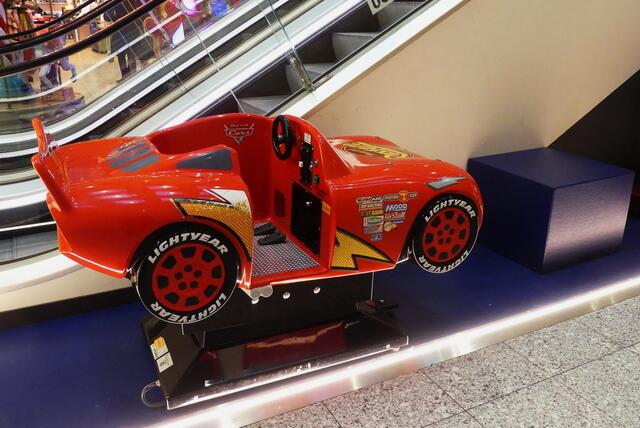 kleine Jungs mögen das Auto