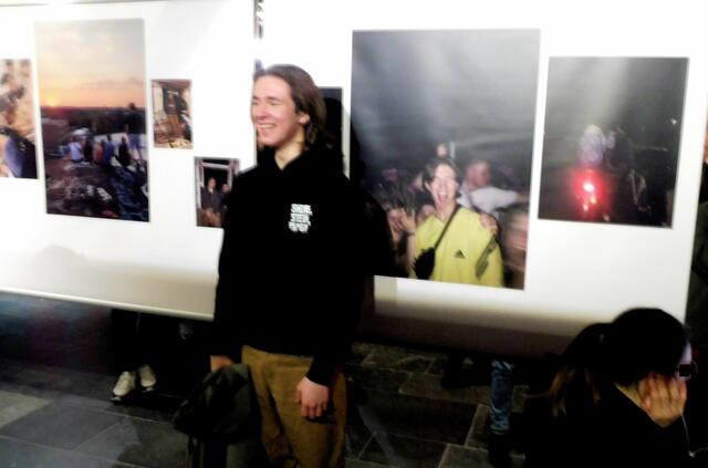 Ein Fotografierter platziert sich vor einem Foto, das ihn zeigt.