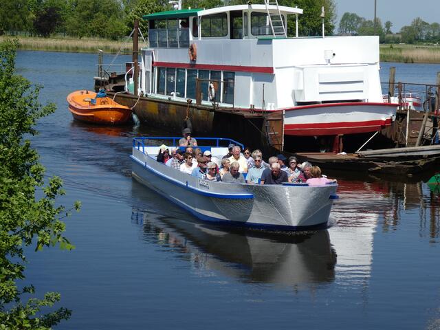 FGS Jupiter und Grachtenboot Duisborg