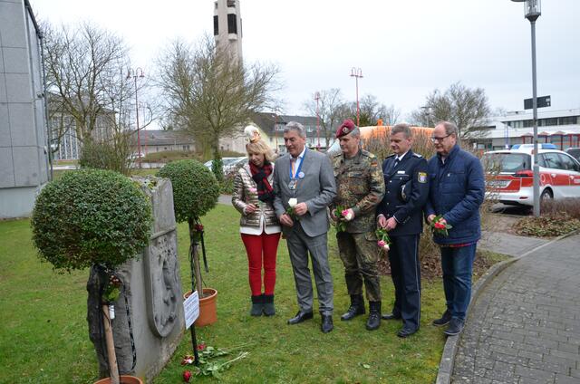 Bürgermeister Christian Somogyi , Der Kommandeur der Division Schnelle Kräfte Generalmajor Hannemann, Erster Stadtrat Otmar Bonacker, ein Abgeordneter der Polizei sowie Christel Rohm-Naumann vom Faschingsverein Stadtallendorf, gedachten vor der Rathaus-Erstürmung den Opfern von Hanau.
An dieser Stelle nochmals herzlichen Dank, an alle Bürger Stadtallendorfs, die meinem Aufruf gefolgt sind und eine Rose an der Gedenkstätte abgelegt haben.