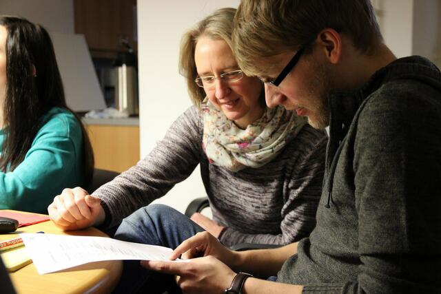 Luise Zobel bespricht sich mit ihrem Referenten