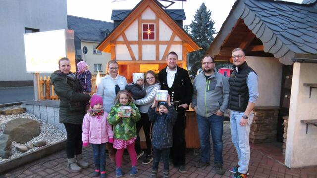 Die Familien Burkhardt und Karl konnten stolz die Spende von 1840 Euro an Marcus Köhler (ganz rechts), verantwortlich für Öffentlichkeitsarbeit des Kinder- und Jugendhospizes Mitteldeutschland, übergeben.