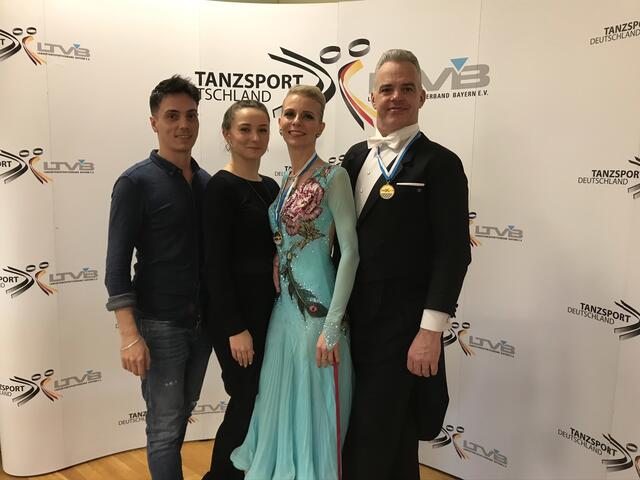 Stolze Trainer, stolze Paare, v.l. Bogdan Ianoşi, Stefanie Pavelić, Sabine und Stefan Fischer