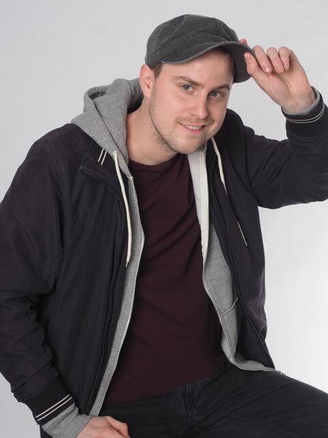 Johann Theisen feiert dieses Jahr (2020) Premiere mit seinem Bühnenprogramm "Theisen Total - ein Tollpatsch gibt Vollgas" dieses Jahr Premiere. Er ist erneut als Moderator und Comedian im CINEPLEX Meitingen zu sehen. | Foto: Fany Fazii