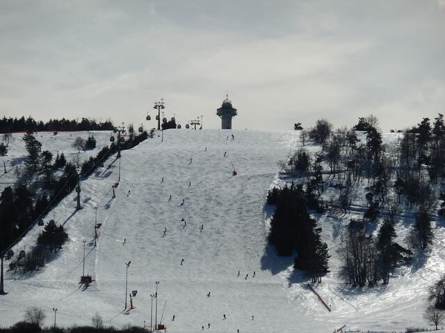 ... und hier am 08.03.2015 mit mehr Schnee und auch einigen Skifahrern.