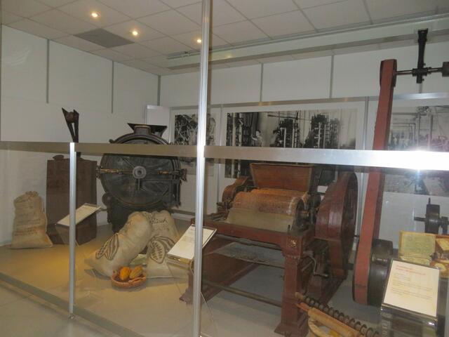 Maschine um die Kakaobohnen zu zerkleinern.