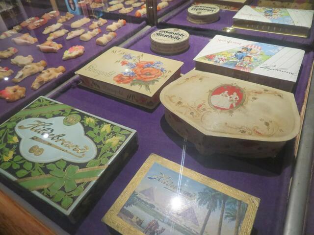 Pralinendosen verschiedener Hersteller.