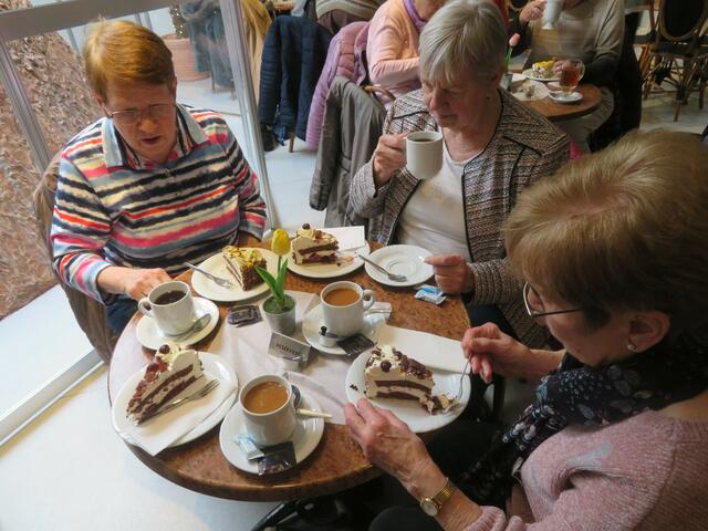 Kakao und Kuchen gab es hier