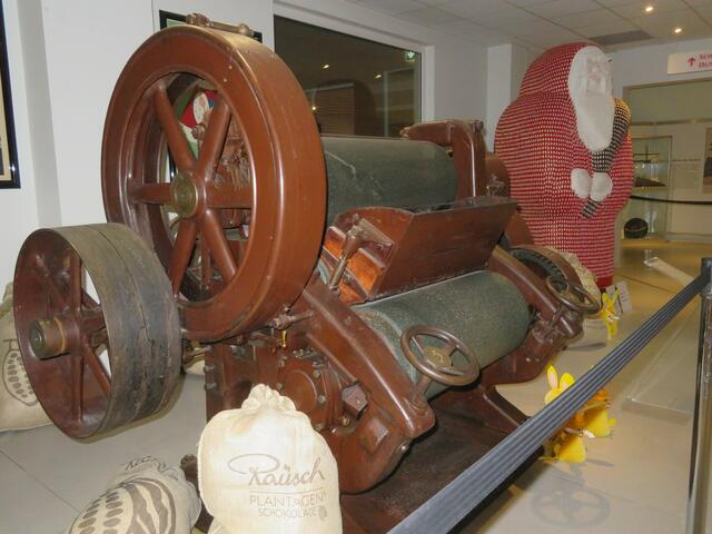 Eine Maschine um die Kakaobohnen zu zerkleinern.