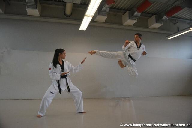 Oktay Aydogan 5. Dan mit gesprungener Side Kick