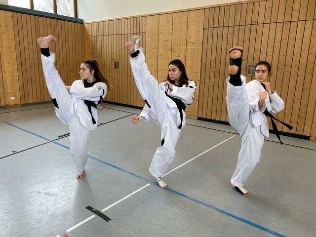 Sude,Gökce und Zeynep beim Kicken