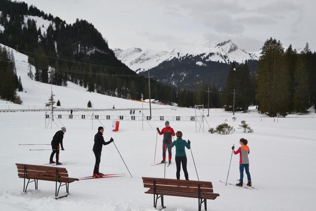 Auch Biathlon wurde beim vierten Gersthofer Schneetreiben angeboten. Neulinge wurden vom ersten Bürgermeister Michael Wörle eingewiesen und betreut.