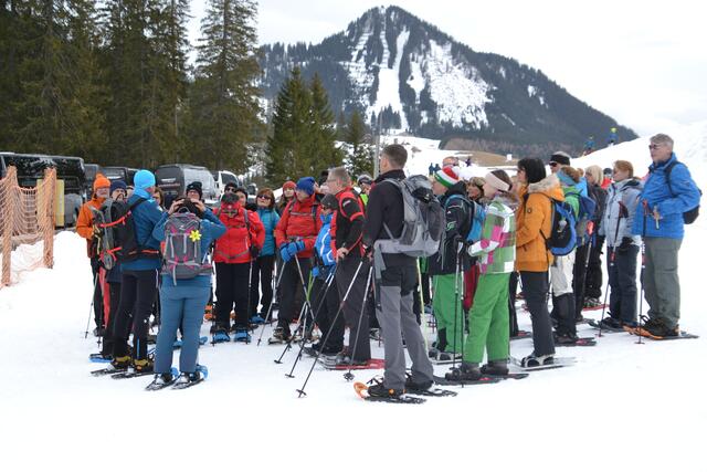 Ein großartigen Tag erlebten die Teilnehmer des vierten Gersthofer Schneetreibens, hier eine der drei Schneescchuh-Gruppen vor dem Start.