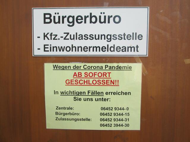 Die Stadtverwaltung in Battenberg (Eder) ist geschlossen. Hier als Beispiel die Information an der Tür zum Bürgerbüro.