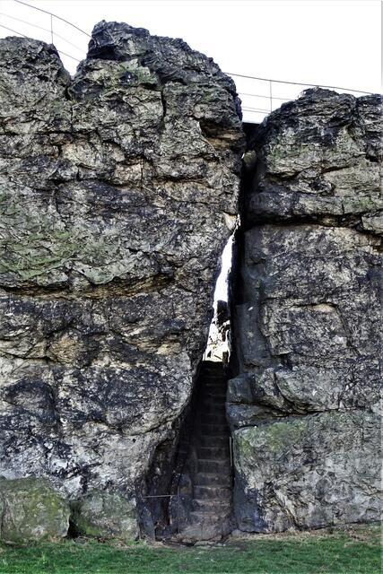 in den Sandstein gehauenen Treppenstufen für den Aufstieg zum Aussichtsplateau auf dem  Großen Gegenstein