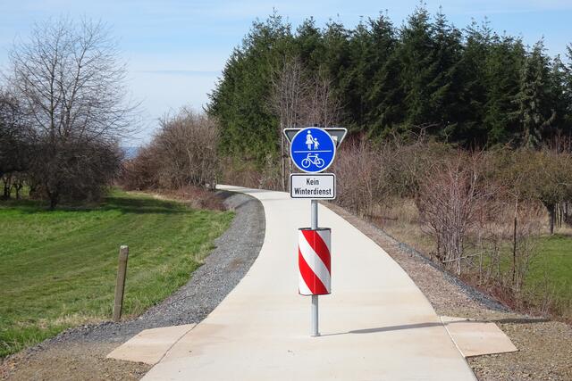 der neu geschaffene Rad- und Fußgängerweg auf dem alten Bahndamm