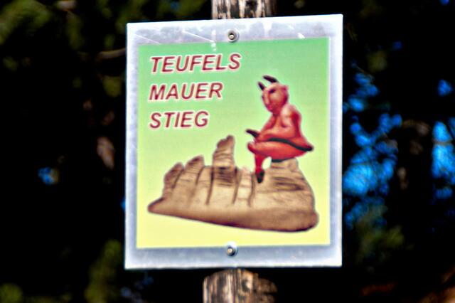Kennzeichnung des Teufelsmauer - Stieges