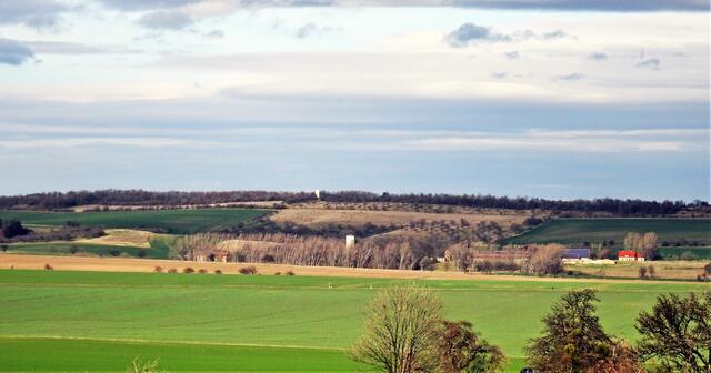 Blick auf die Seweckengerge mit der Seweckenwarte und der Gerstdorfer Burg