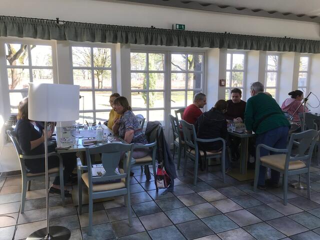 Mit Blick auf die Heide kann im herrlichen Wintergarten gespielt werden.