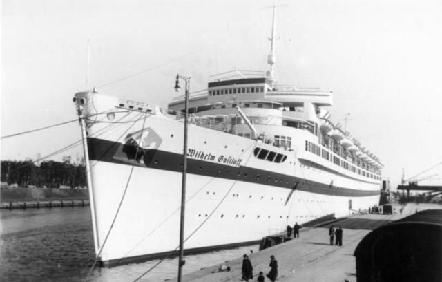 Lazarettschiff "Wilhelm Gustloff" in Danzig > Bundesarchiv, Bild 183-H27992 / Sönnke, Hans / CC-BY-SA 3.0 > https://commons.wikimedia.org/wiki/File:Bundesarchiv_Bild_183-H27992,_Lazarettschiff_%22Wilhelm_Gustloff%22_in_Danzig.jpg | Foto: wie vor