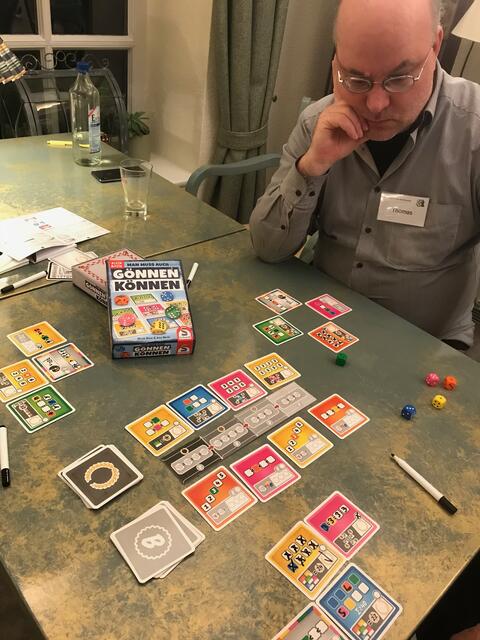 Das neueste Würfelspiel von Schmidt Spiele fordert zum Grübeln auf