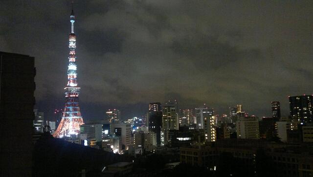 Der rote Fernsehturm- Tokyo Tower mit einer Höhe von 332,6 Meter