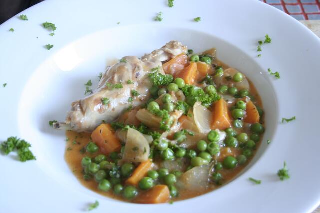 Mischgemüse mit Kaninchenrücken und Petersilie