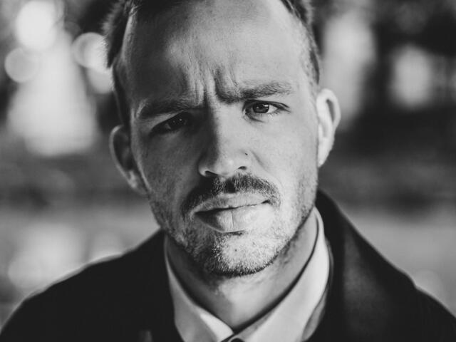 Henri Kruse lässt alles dem Reim folgen. In klassisch strengen Versmaßen und Reimstrukturen werden ursprünglich banale Beziehungen ironisch überhöht. | Foto: Privat (Künstler)