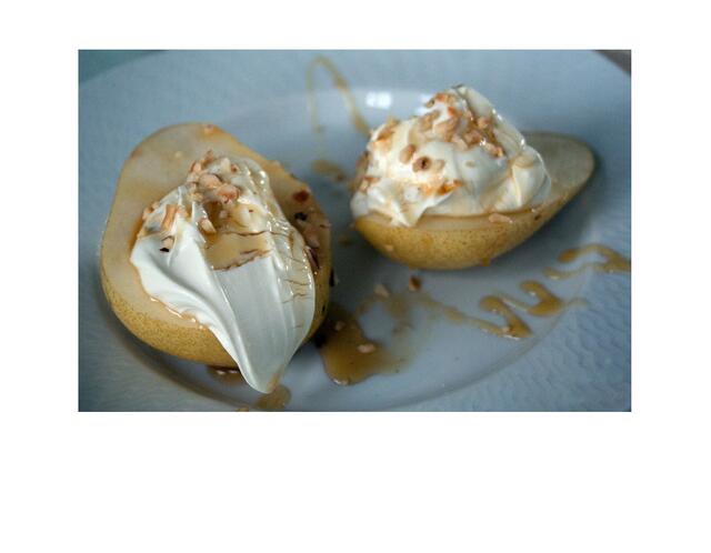 halbierte sehr reife Birne mit Quark, Honig und gerösteten Mandelblättchen