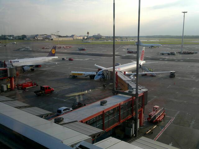 Nach etwa 11 Stunden von Frankfurt FRA nach Tokyo Airport TYO - links unser Flugzeug