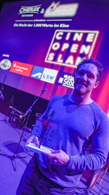 Max Osswald gewann am 13.11.2019 den ersten CINE OPEN SLAM im CINEPLEX Meitingen. Ob er das in Königsbrunn am 20.05.2020 beim CINE POETRY SLAM wiederholen kann, entscheidet das Publikum.