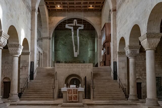  ... und unter dem Altar der Eingang zur Krypta mit den Särgen von Äbtissin Mathilde, Heinrich I. und seiner Gattin Mathilde ...