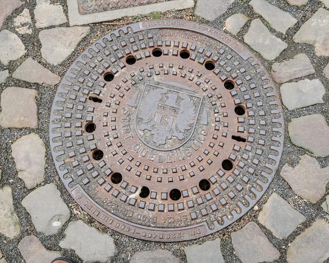 ... gusseiserner Gullydeckel - hergestellt in Dresden ...