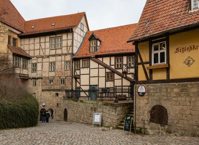 ...der Burghof mit Gaststätte ...