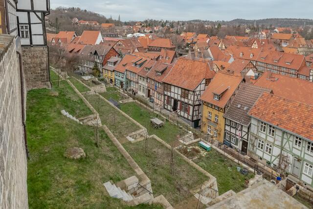 ... nördliche Stiftskirchenmauer und -garten...