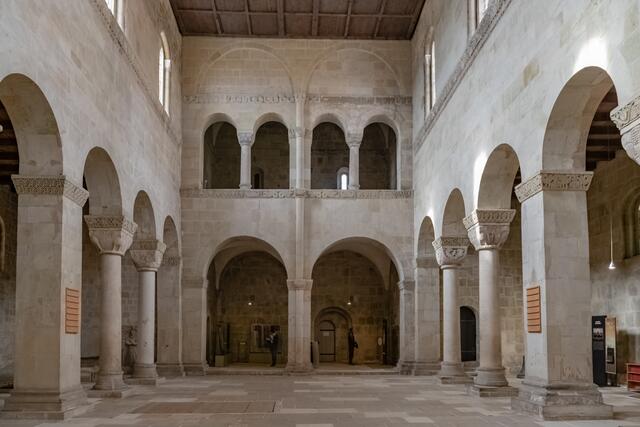  ... der westliche Teil der Kiche mit dem Eingang zur Stiftskirche ...